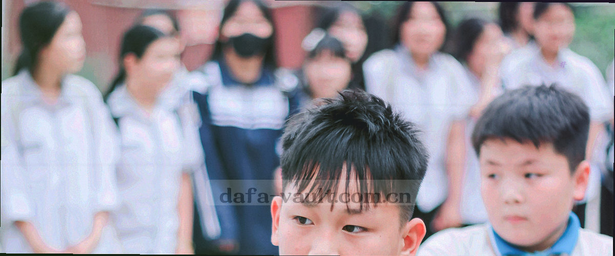 编号登记卡与抽屉格构成的抽象档案纹理，低对比度，无文字